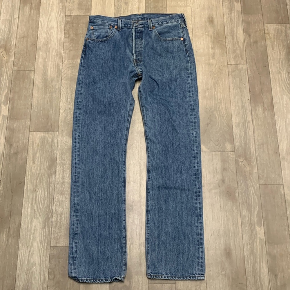 Mens Levi’s 501 Button Fly Medium Washed Straight‎ Leg Denim Jeans